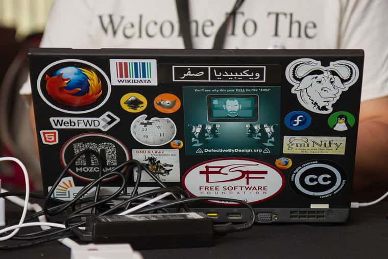 linux-stickers-on-laptop.jpg